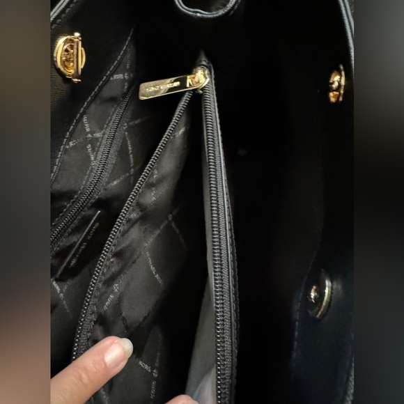 Michael Kors purse - Picture 7 of 7